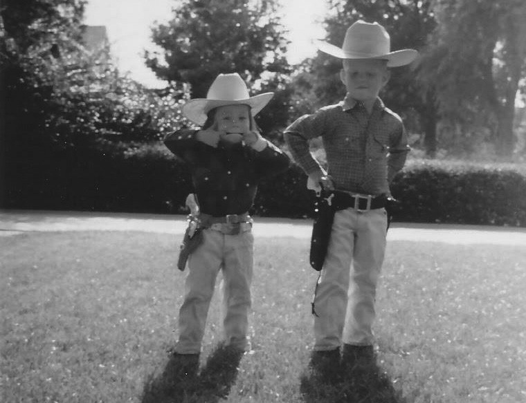 Прирожденные ковбои: Рассел «Техас» Бентли с младшей сестрой в Далласе
