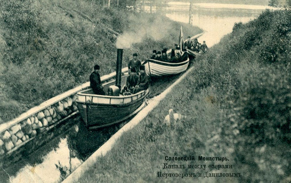 Паровые катера курсировали по судоходным каналам Соловецкого острова.