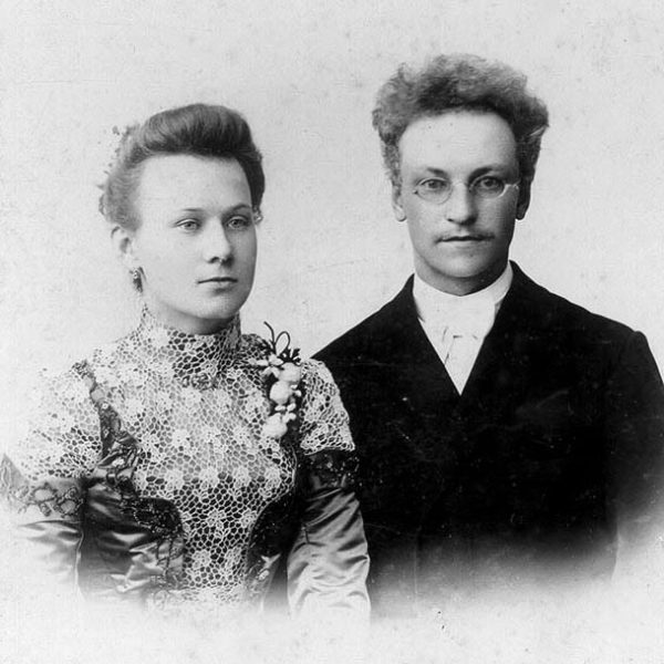Сын Алексея Попова священник Ливерий Попов умер в лагере в 1943 году. На фото с женой Любовью