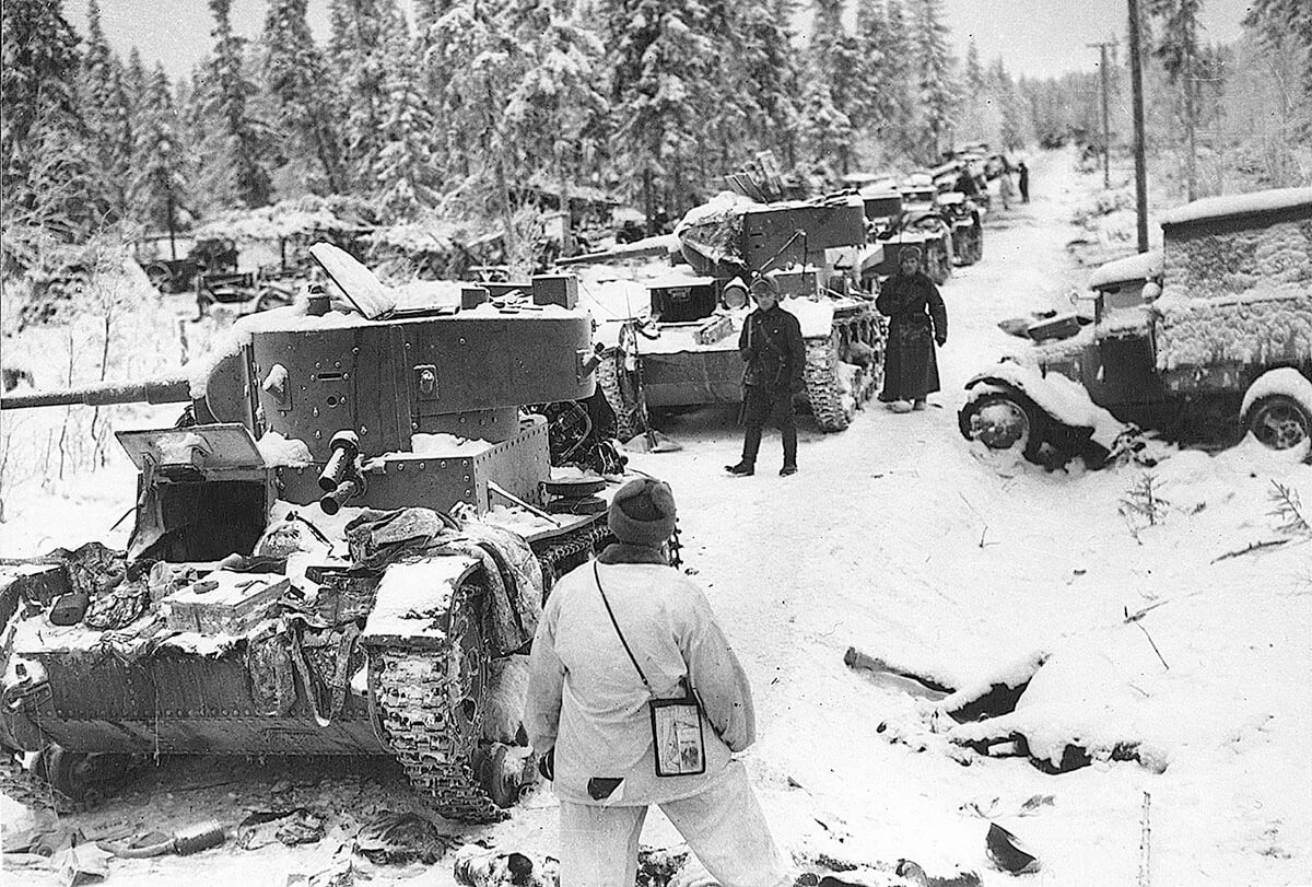 Разбитая колонна советской бронетехники в зимнюю войну