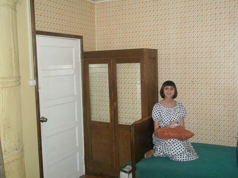 Наталья Романова в «ахматовской будке» на ахматовской кровати.