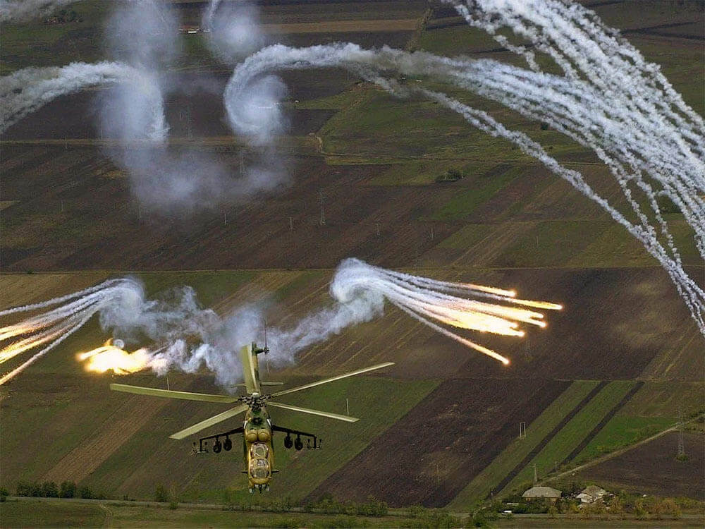 Отстрел тепловых ловушек вертолетом Ми-24