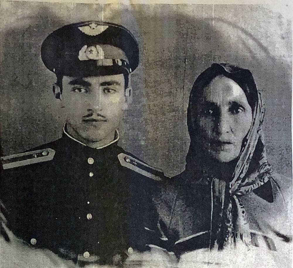 Джохар Дудаев - курсант Тамбовского ВВАУЛ с матерью. 1963 год