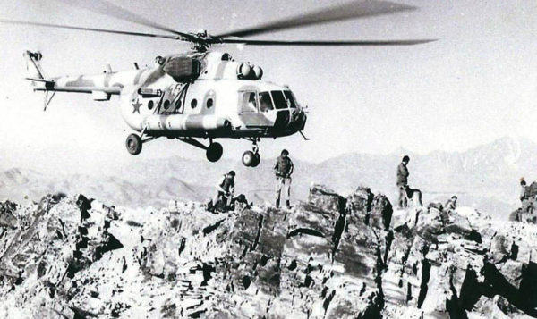 Вертолет Ми-8 в горах Афганистана