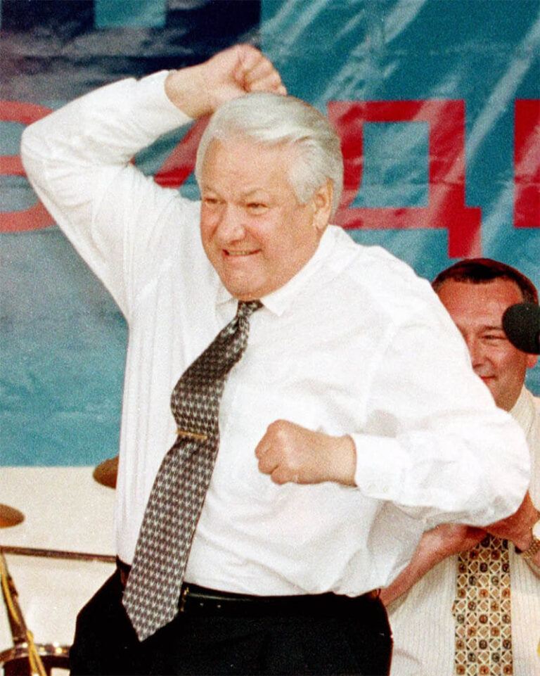 Ельцин танцует