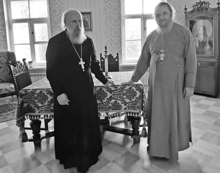 Отец Николай Беляев и отец Геннадий Беловолов в Музее-квартире Иоанна Кронштадтского